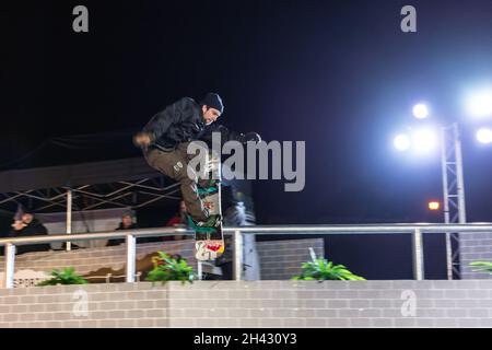 Lublin, Polen - 5. Dezember 2015: Lublin Sportival - Jibbing Contest (Snowboard und Freesking) auf dem Schlossplatz (Plac Zamkowy) in der Nähe des Lubliner Schlosses Stockfoto