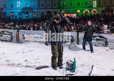 Lublin, Polen - 5. Dezember 2015: Lublin Sportival - Jibbing Contest (Snowboard und Freesking) auf dem Schlossplatz (Plac Zamkowy) in der Nähe des Lubliner Schlosses Stockfoto