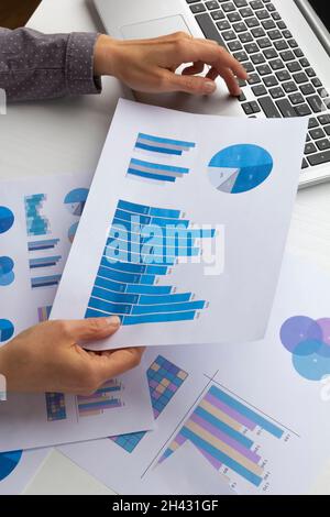 Statistische Berichte, Analyse auf Papier. Viele Diagramme zum finanziellen Wachstum Ihres Unternehmens auf Ihrem Desktop. Stockfoto