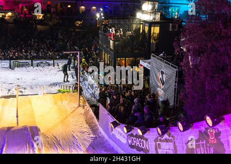 Lublin, Polen - 5. Dezember 2015: Lublin Sportival - Jibbing Contest (Snowboard und Freesking) auf dem Schlossplatz (Plac Zamkowy) in der Nähe des Lubliner Schlosses Stockfoto