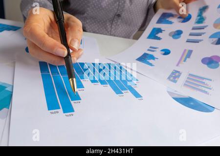 Statistische Berichte, Analyse auf Papier. Viele Diagramme zum finanziellen Wachstum Ihres Unternehmens auf Ihrem Desktop. Stockfoto