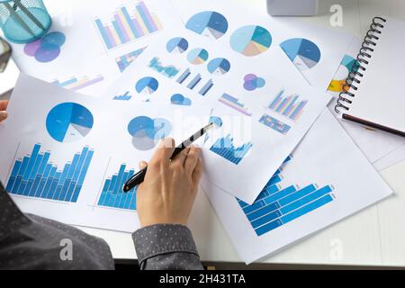 Statistische Berichte, Analyse auf Papier. Viele Diagramme zum finanziellen Wachstum Ihres Unternehmens auf Ihrem Desktop. Stockfoto