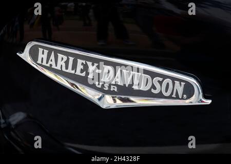 Huelva, Spanien - 30. Oktober 2021: Harley-Davidson Logo auf dem Motorraddepot Stockfoto