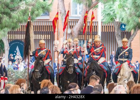 Huelva, Spanien - 30. Oktober 2021: Die Kaisergarde unter einem Zelt an einem regnerischen Tag vor dem Versprechen der Treue zur spanischen Zivilfahne Stockfoto