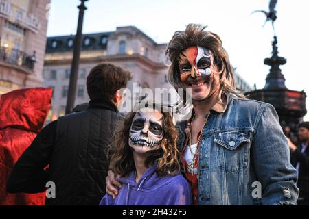 Piccadilly Circus, London, Großbritannien. Oktober 2021. Feiernden nehmen an einem Halloween-Tanz-Flashmob Teil, darunter eine Gruppe von Locals.org, einer sozialen Plattform mit Sitz in London, und treffen sich, um Londoners zusammenzubringen. Passanten werden ermutigt, mitzumachen und zu tanzen. Kredit: Imageplotter/Alamy Live Nachrichten Stockfoto