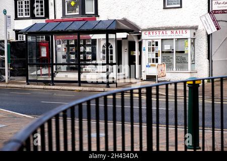 Epsom Surrey London, 31 2021. Oktober, Womans Nail Bar auf Einer High Street mit leerem Bushaus und No People Stockfoto