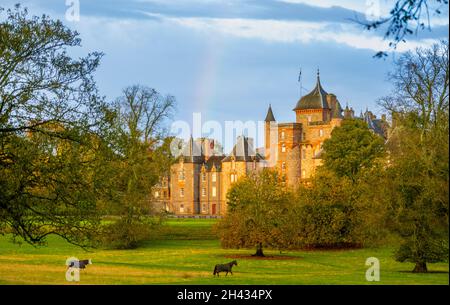 Thirlestane Castle, Lauder, Großbritannien. Oktober 2021. Herbst, Wetter. Drei Pferde stehen zusammen an einem Zaun auf der Burg Thirlestane am späten Nachmittag erstrahlen die goldenen warmen Herbsttöne der Bäume um Thirlestane Castle in den schottischen Grenzen. Quelle: phil wilkinson/Alamy Live News Stockfoto