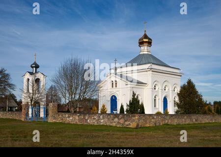 Die alte altertümliche orthodoxe Kirche der Geburt des Dorfes der Seligen Jungfrau Maria in Nowoelnja, dem Grodnoer Gebiet, dem Djatlowo Bezirk, Weißrussland. Stockfoto