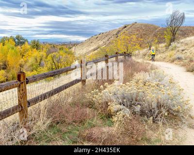 Boise rümpft Gulch im Herbst mit Radfahrer auf einem Trail Stockfoto