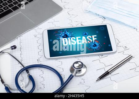 Tablet-pc und Arztgeräte auf weißer Oberfläche Stockfoto