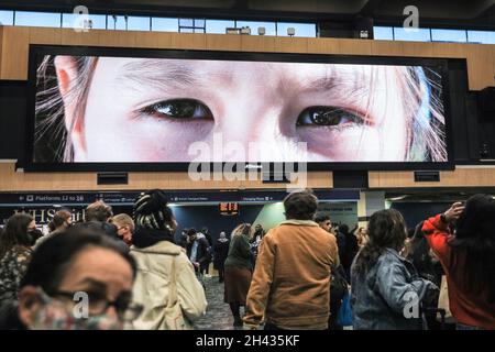 Euston Station, London, Großbritannien. Oktober 2021. In einer überfüllten Euston Station warten die Menschen auf Informationen, da viele Züge nach Glasgow aufgrund früherer wetterbedingter Störungen und eines gefallenen Baumes auf einer Eisenbahnlinie verspätet oder abgesagt wurden. Einige Besucher, Teilnehmer und Delegierte werden möglicherweise mit Verzögerungen auf ihrer Reise zur COP26 konfrontiert. Der Bahnhof ist ein Hauptdrehkreuz für Reisende zum Gipfel und auf den Plakaten werden Meldungen zum Ereignis angezeigt. Kredit: Imageplotter/Alamy Live Nachrichten Stockfoto