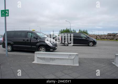 Taxis stehen im Sommer vor dem internationalen Flughafen Keflavik zur Verfügung Stockfoto