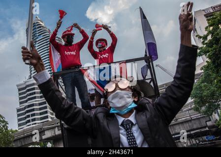 Bangkok, Thailand. Oktober 2021. Während der Demonstration grüßt ein Protestler mit drei Fingern: Tausende von prodemokratischen Demonstranten, angeführt von der United Front of Thammasat and Demonstration (UFTD), versammelten sich am Schnittpunkt von Ratchaprasong, um die Abschaffung des Gesetzes über die Majestät (Artikel 112 des thailändischen Strafgesetzbuches) und die Reform der Monarchie zu fordern. (Foto von Peerapon Boonyakiat/SOPA Images/Sipa USA) Quelle: SIPA USA/Alamy Live News Stockfoto