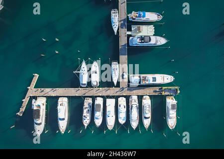 Luftaufnahme der Marina Docks mit Booten, die dort festgemacht sind. Rimini, Italien - Oktober 2021 Stockfoto