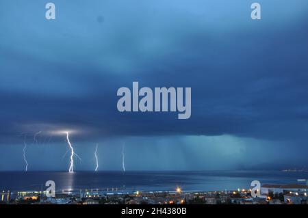 Sturm nähert sich der Meeresstadt Rijeka in Kroatien vom Golf von Rijeka. Blitzsturm Über Der Stadt. Blitzschlag Über Den Dunkelblauen Himmel In Der Stadt Der Nacht Stockfoto