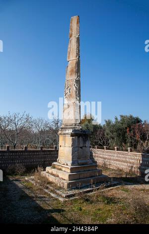 Der Obelisk in Iznik (Nicaea), Bursa. Es ist aus der römischen Ära 1 st Jahrhundert.das Denkmal ist auch bekannt als Bestas, Nisantasi. Auf der griechischen Tafel, it i Stockfoto