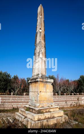 Der Obelisk in Iznik (Nicaea), Bursa. Es ist aus der römischen Ära 1 st Jahrhundert.das Denkmal ist auch bekannt als Bestas, Nisantasi. Auf der griechischen Tafel, it i Stockfoto