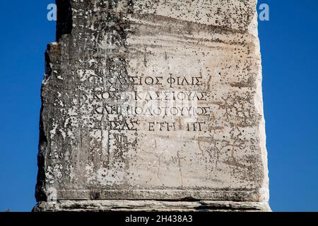 Der Obelisk in Iznik (Nicaea), Bursa. Es ist aus der römischen Ära 1 st Jahrhundert.das Denkmal ist auch bekannt als Bestas, Nisantasi. Auf der griechischen Tafel, it i Stockfoto