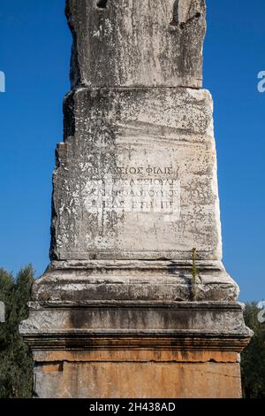 Der Obelisk in Iznik (Nicaea), Bursa. Es ist aus der römischen Ära 1 st Jahrhundert.das Denkmal ist auch bekannt als Bestas, Nisantasi. Auf der griechischen Tafel, it i Stockfoto