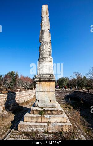 Iznık, Bursa, TÜRKEI - 04. Dezember 2011: Der Obelisk in Iznik (Nicaea). Es ist aus der römischen Ära 1 st Jahrhundert.das Denkmal ist auch bekannt als Bestas, Stockfoto