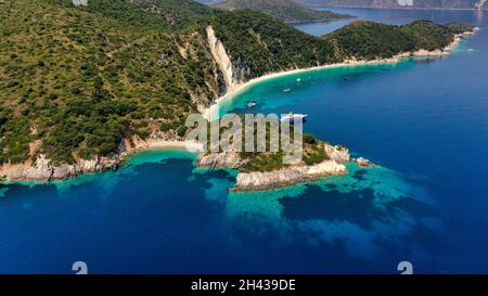Luftdrohnenfoto vom türkisfarbenen Strand von Gidaki und festgetäuten Luxusbooten in Ithaca Griechenland Stockfoto