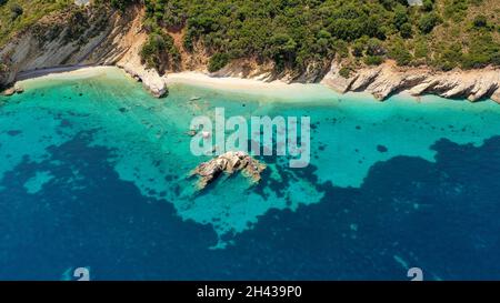 Luftdrohnenaufnahme des türkisfarbenen Paradieses am Strand von Gidaki in Ithaca Griechenland Stockfoto