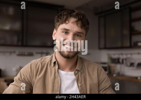 Glücklicher, gutaussehender Tausendjähriger Mann, der die Kamera anschaut. Stockfoto