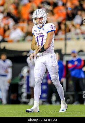 Stillwater, OK, USA. Oktober 2021. Kansas Quarterback Jason Bean (17) während eines Fußballspiels zwischen den Kansas Jayhawks und den Oklahoma State Cowboys im Boone Pickens Stadium in Stillwater, OK. Gray Siegel/CSM/Alamy Live News Stockfoto