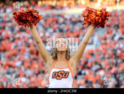 Stillwater, OK, USA. Oktober 2021. Ein Mitglied des Kaders von Oklahoma State Pom vor einem Fußballspiel zwischen den Kansas Jayhawks und den Oklahoma State Cowboys im Boone Pickens Stadium in Stillwater, OK. Gray Siegel/CSM/Alamy Live News Stockfoto