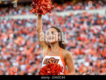 Stillwater, OK, USA. Oktober 2021. Ein Mitglied des Kaders von Oklahoma State Pom vor einem Fußballspiel zwischen den Kansas Jayhawks und den Oklahoma State Cowboys im Boone Pickens Stadium in Stillwater, OK. Gray Siegel/CSM/Alamy Live News Stockfoto