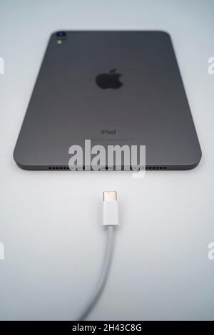 Nahaufnahme des USB-C-Ladekabels des Apple iPad Mini 6 Stockfoto