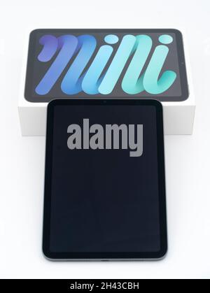 Apple iPad Mini 6 mit Einzelhandelskasten isoliert auf weißem Hintergrund Stockfoto