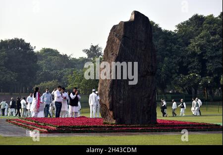 Neu-Delhi, Indien. Oktober 2021. NEW DELHI, INDIEN - 31. OKTOBER: Kongressarbeiterin und Unterstützer zollen der ehemaligen Premierministerin Indira Gandhi anlässlich ihres 37. Todestages am 31. Oktober 2021 in Neu-Delhi, Indien, bei ihrem Gedenktag "Shakti Sthal" eine blumige Hommage. (Foto: Sonu Mehta/Hindustan Times/Sipa USA) Quelle: SIPA USA/Alamy Live News Stockfoto