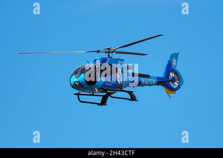 CENTENNIAL, USA-OCT 17: Der Hubschrauber von Air Medical Services landet am 17. Oktober 2020 auf dem Centennial Flughafen in der Nähe von Denver, Colorado. Dieser Flughafen ist o Stockfoto