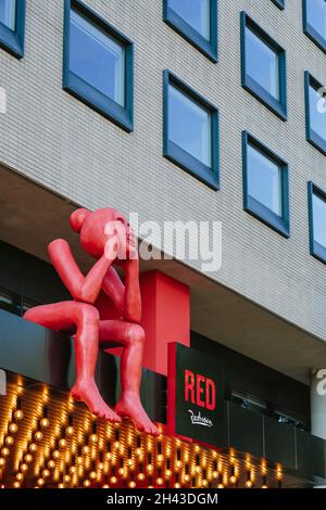 Skulpturen und Schilder sowie Designelemente, die die Marke und Identität des Hotels darstellen. Radisson RED Rosebank, Johannesburg, Südafrika. Arch Stockfoto