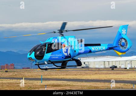 CENTENNIAL, USA – 17. OKTOBER: Der Hubschrauber von Air Medical Services landet am 17. Oktober 2020 auf dem Centennial Flughafen in der Nähe von Denver, Colorado. Diesen Flughafen Stockfoto