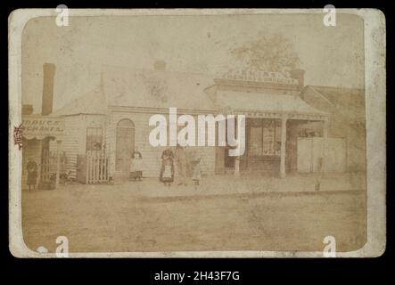 Ekins-Apotheke, Melbourne, Victoria: Der Laden von der Straße aus gesehen, mit dem Apotheker und seiner Familie draußen stehen. Foto von E.C. Waddington, Ca. 1883/1884. Stockfoto