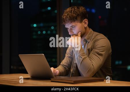 Betonte Millennial kaukasischen Geschäftsmann erwägt Problemlösung. Stockfoto