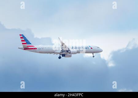 DENVER, USA-OCTOBER 17: Airbus A321 von American fliegt am 17. Oktober 2020 in der Nähe des Denver International Airport, Colorado. American Airlines ist ein Stockfoto