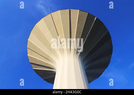 Niedriger Winkel Blick auf einen blauen klaren Himmel des pilzförmigen Wasserturms. Stockfoto
