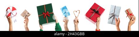 Viele Hände mit Geschenkschachteln auf weißem Hintergrund Stockfoto