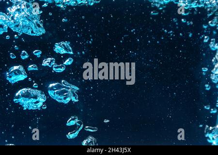 Blasen im Wasser. Ocean Day Konzept Stockfoto