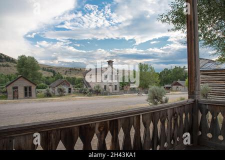 Bannack Schulhaus, Freimaurerloge und Main St. von der Veranda des Hotel Meade in der Geisterstadt Bannack State Park, MT, USA Stockfoto