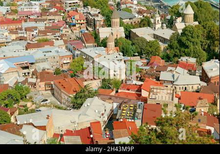 Erstaunliche Luftaufnahme des alten Tiflis mit vielen orthodoxen Kirchen, Georgien Stockfoto
