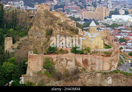 Unglaubliche Luftaufnahme der Festung Narikala mit der St. Nikolaus Kirche, der Altstadt von Tiflis, Georgien Stockfoto