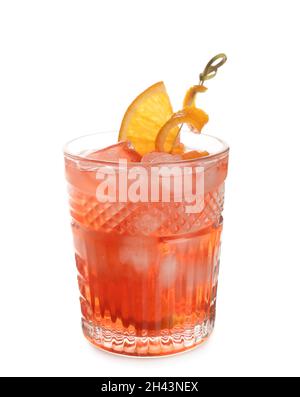 Ein Glas negroni-Cocktail mit Zitronenschale auf weißem Hintergrund Stockfoto