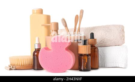 Badezubehör, Pinsel, Schwamm und Handtücher auf weißem Hintergrund Stockfoto