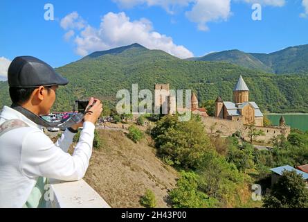 Besucheraufnahmen von Ananuri mittelalterlicher Schlosskomplex, einem Familienstandplatz am Ufer des Flusses Aragvi, Georgia Stockfoto