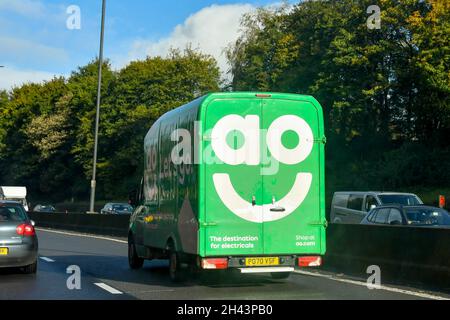 Newport, Wales - Oktober 2021: Lieferwagen für Elektrofachhändler AO auf einer Autobahn Stockfoto