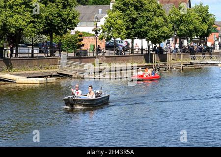 Chester, England - Juli 2021: Menschen in einem kleinen Motorboot auf einer Freizeitreise auf dem Fluss Dee in Chester Stockfoto